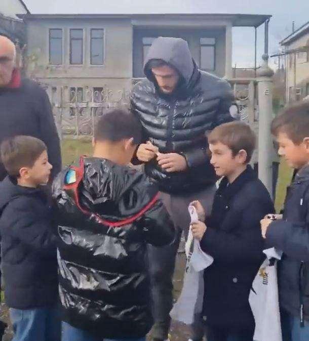 VIDEO - Kvaratskhelia torna nel suo villaggio natale: che felicità tra i bimbi georgiani!