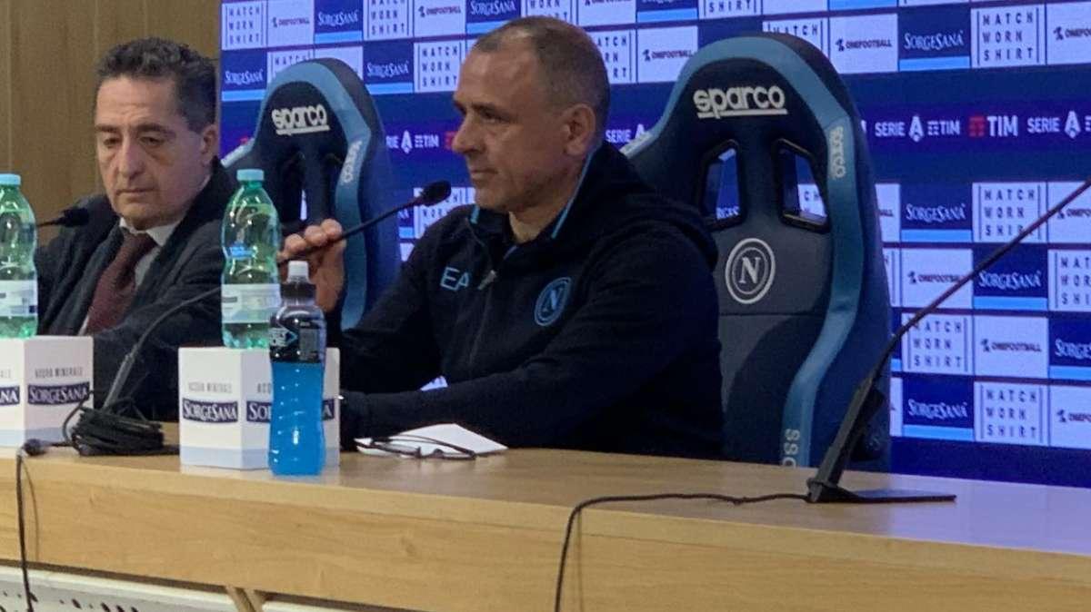 Calzona in conferenza: "Prendiamo troppi gol, è disturbante. Abbiamo fatto il Napoli nel 2T. Sull'infortunio a Olivera..."