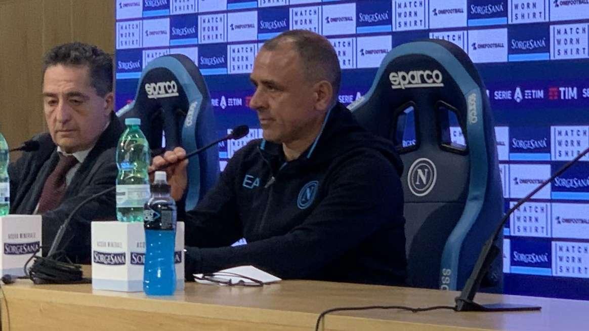 Calzona in conferenza: "C'è delusione, ma strada è giusta! 96' di qualità, che sfortuna il gol dopo aver concesso pochissimo! Su Zielinski e Lindstrom..."