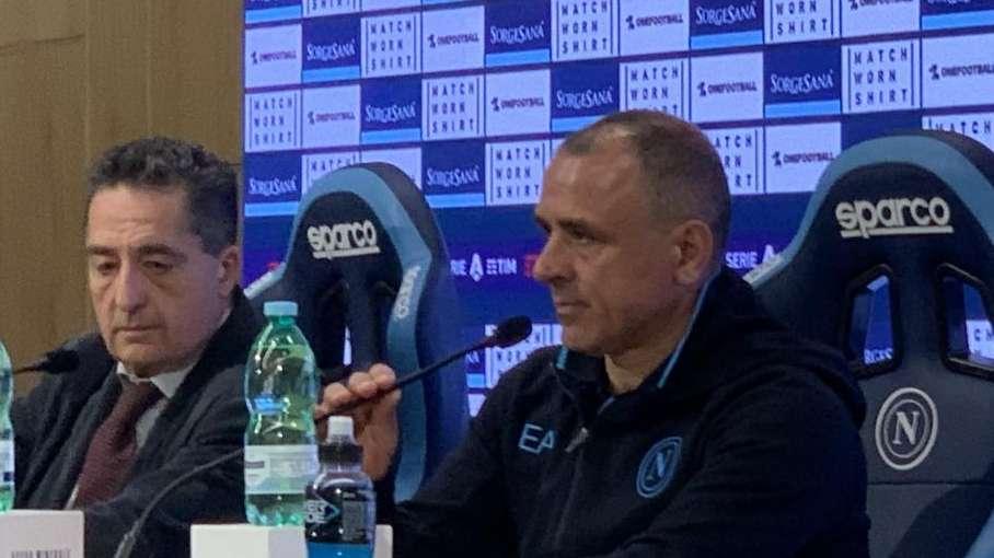 Calzona in conferenza: "Responsabilità sono tutte le mie. Le gambe vanno, la testa no. Ma bisogna finire da uomini"