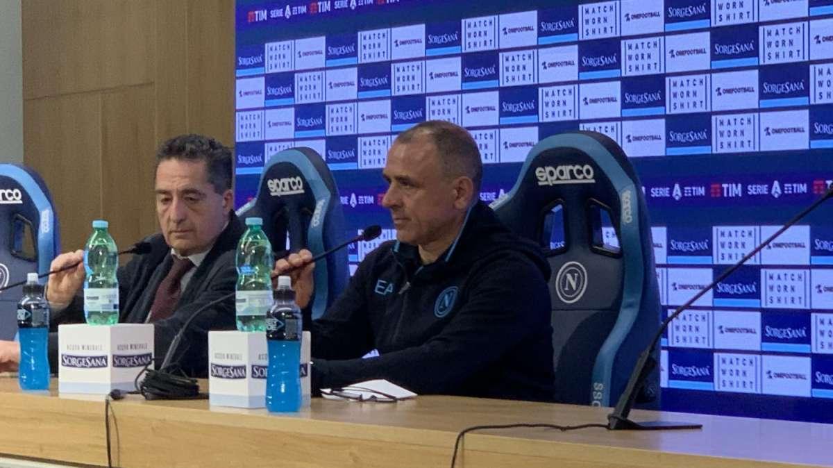 Calzona in conferenza: “Che prestazione, 13 palle gol a 1! Finalmente mi hanno seguito ed ho visto sacrificio. Sul ritiro..."