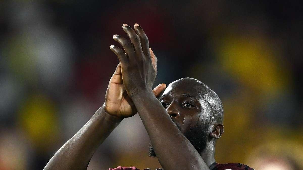 Sterling escluso dal Chelsea, Rio Ferdinand: "Trattamento selvaggio". E c'è il like di Lukaku