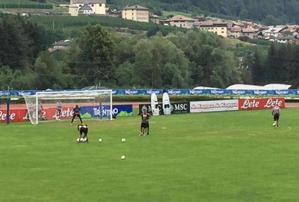 FOTO TN - Allenamento specifico per Milik: deve liberarsi dalla marcatura e attaccare la porta
