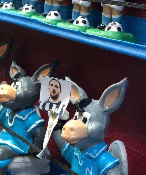 FOTO - L'ironia partenopea incanta Lady Zielinski: un "ciuccio" pronto ad utilizzare Higuain come... carta igienica!