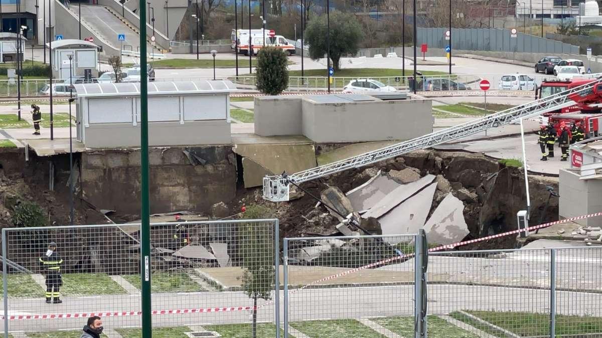 FOTO - Voragine gigante all'ospedale del Mare: non ci sono vittime