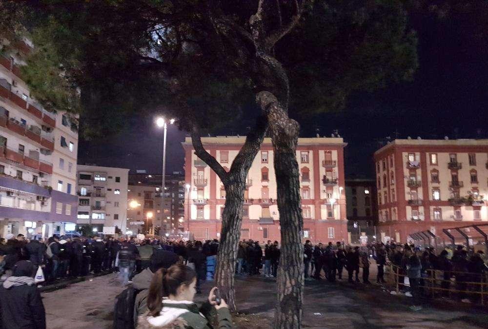 FOTO - Code lunghissime per entrare allo stadio, gente in fila da due ore 