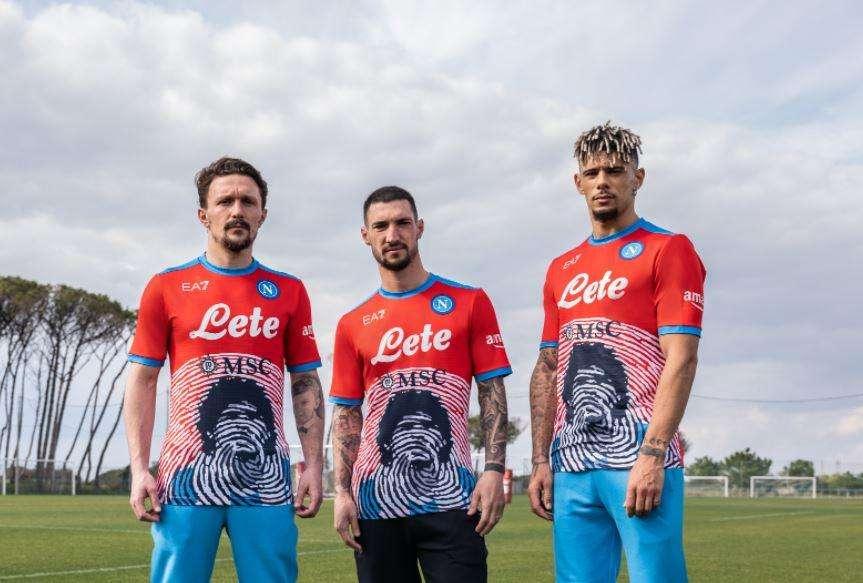 Gazzetta - Nuova maglia celebrativa dedicata a Maradona col Milan: ecco i precedenti