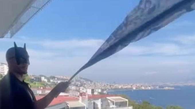 VIDEO - Juan Jesus fa impazzire i social vestito da Batman e con bandiera azzurra: "Pronti per domani?"