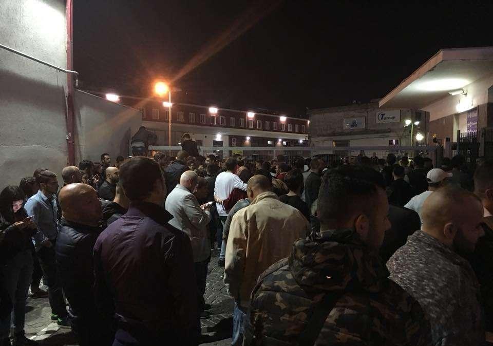 FOTO - Passione senza fine: centinaia di tifosi alla Stazione attendono gli azzurri di ritorno da Roma