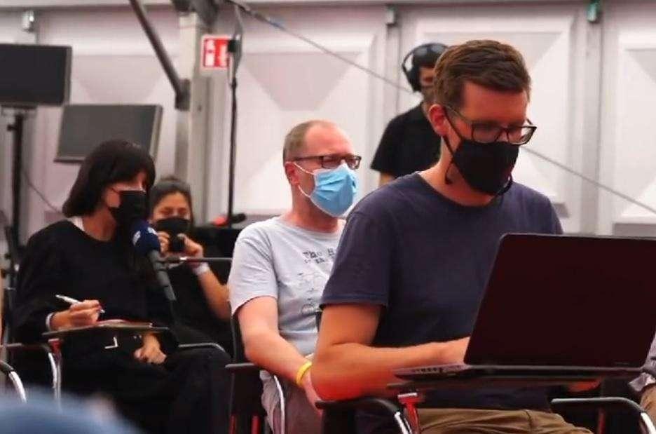 VIDEO - Lady Mertens si traveste da giornalista: esilarante scherzo a Dries in conferenza