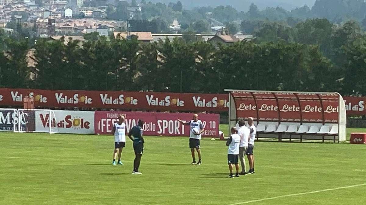 FOTO TN - Koulibaly a colloquio con staff e Giuntoli: il difensore si intrattiene a fine allenamento 