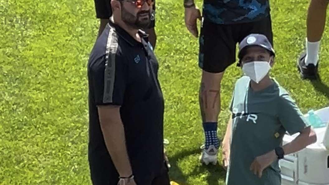 Bel gesto a fine allenamento: foto di gruppo con un giovanissimo tifoso