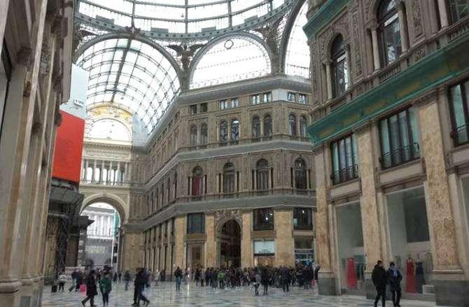 Rissa in Galleria Umberto, accoltellato un 17enne: è in prognosi riservata