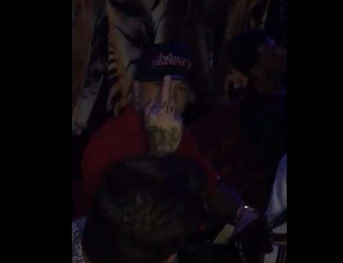 VIDEO - Nainggolan beccato in discoteca: un tifoso gli dice 'vai a dormire' e scatta il dito medio