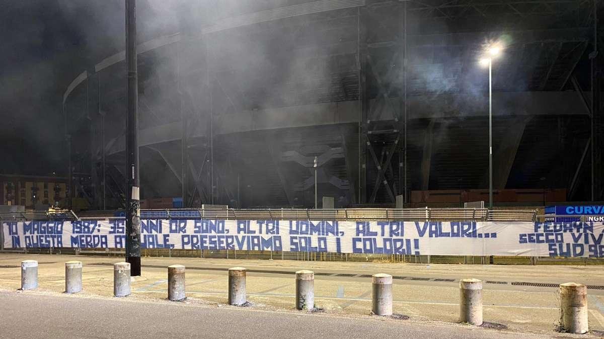 FOTO - "In questa merda attuale, preserviamo solo i colori": striscione esposto al Maradona per il 10 maggio '87
