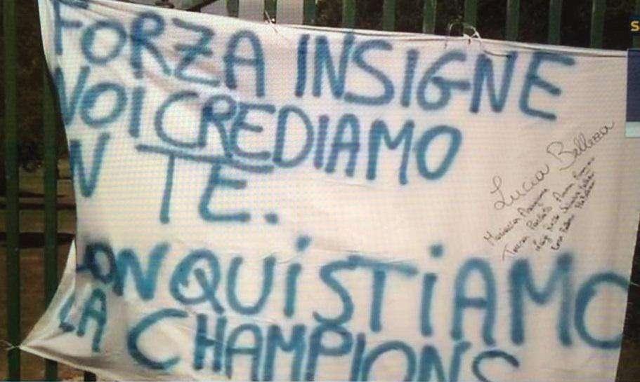 FOTO – Striscione a Castel Volturno per Insigne: “Forza Lorenzo, ora conquistiamo la Champions!”