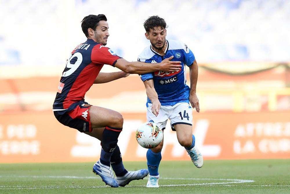 Mano al mento e testa alta: Mertens guarda la panchina e dedica il gol a Callejon
