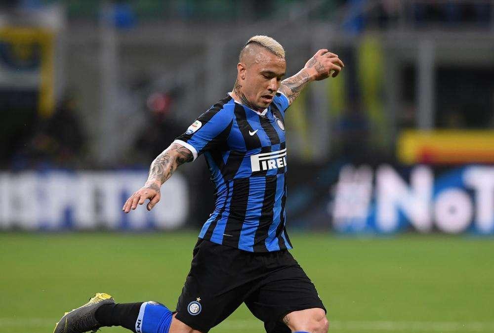 "Almeno ora non può andare al Casinò", battibecco social Pistocchi-Nainggolan: "Della verità sai poco..."