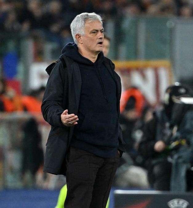 FOTO - Confermata la squalifica, Mourinho rifà il gesto delle manette: il post è virale