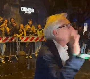Premiere di "Ag4in": show di Nino D'Angelo all'uscita dal cinema