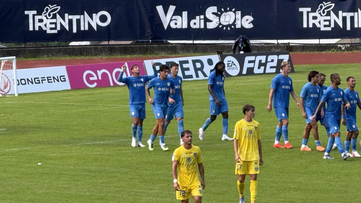 Vergara conquista un altro rigore, Giovane lo trasforma: Napoli-Carrarese 2-0 al 44'