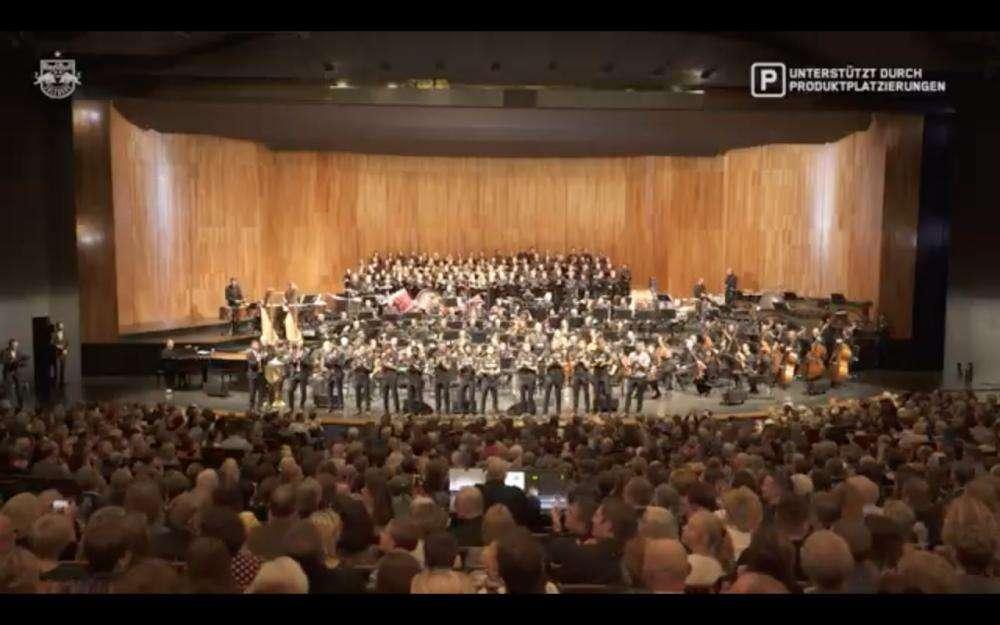VIDEO - Champions-mania a Salisburgo: ovazione per la squadra sul palco con l'Orchestra Mozarteum