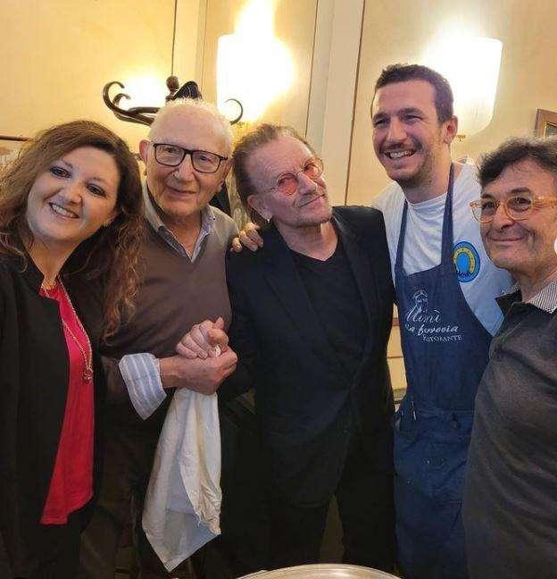 FOTO - Bono Vox festeggia il compleanno a Napoli: "Allergie? Solo alla Juve!"