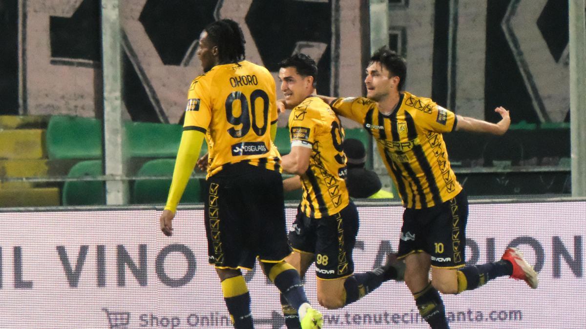 Paura a Castellammare: malore in campo per Bozhinov, sospesa Juve Stabia-Pisa