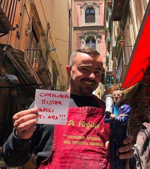 FOTO - Sarri sul presepe con l'Europa League. Di Virgilio: "Napoli ti ama"