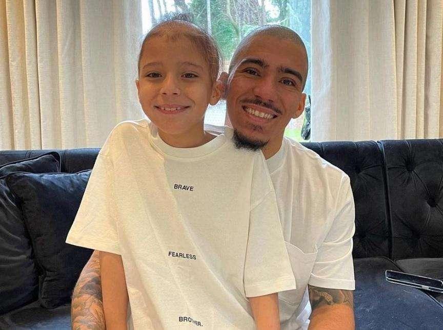 FOTO - Allan si rasa a zero per l'alopecia del figlio, la moglie: "Il padre più straordinario del mondo"