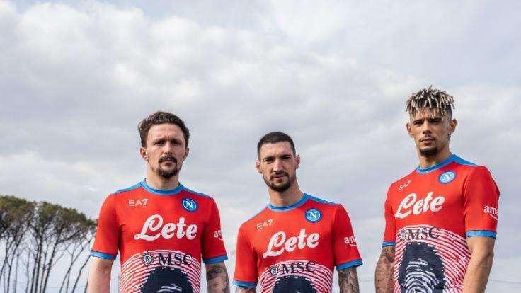 FOTO - Nuova maglia per il Napoli! Col Milan arriva il rosso "Special Edition" col volto di Diego