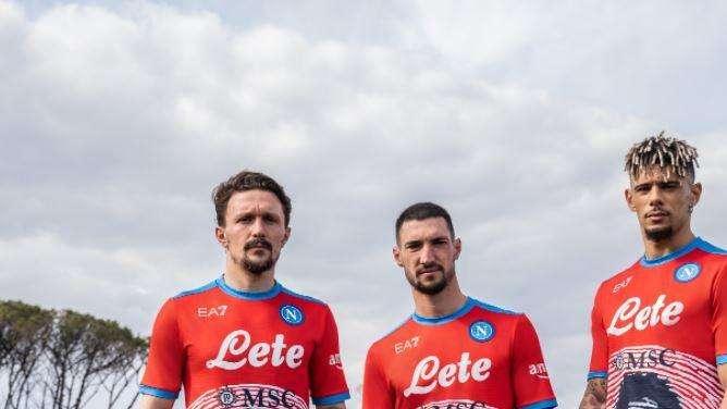 UFFICIALE - SSCNapoli: le nuove maglie autografate all’asta per l’Ucraina, col Milan in azzurro