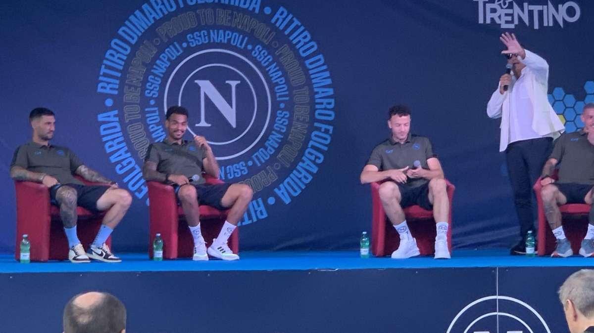 Incontro coi tifosi, Politano: "Ho parlato con Di Lorenzo, è carico! Mazzocchi: "Napoli, un sogno", Ngonge e Rrahmani sui ruoli favoriti…