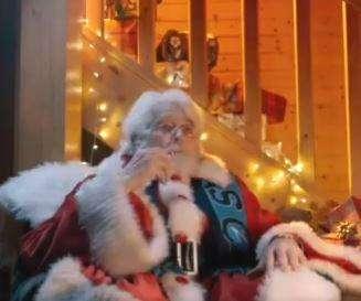 VIDEO - Babbo Natale in ritardo da Mertens per vedere i gol del Napoli: la bellissima clip SSCN