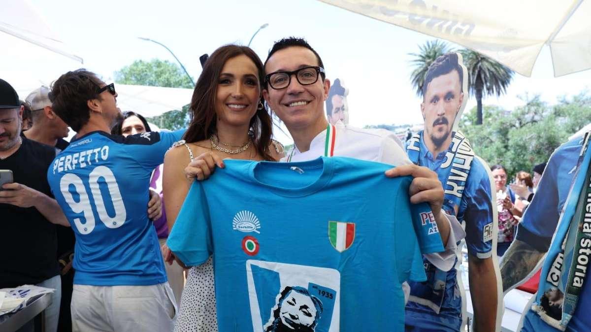 FOTO - La Balivo mantiene la promessa: pizza in piazza per lo scudetto del Napoli