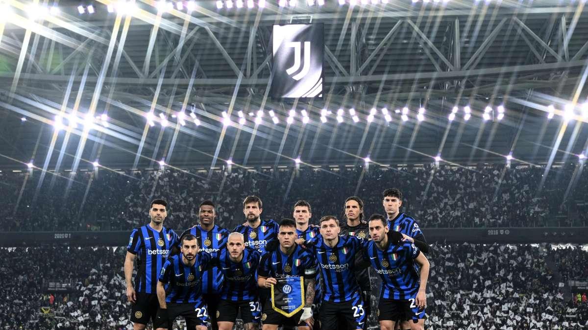 "Vincere!", centinaia di interisti accolgono i nerazzurri: l'arrivo a Napoli