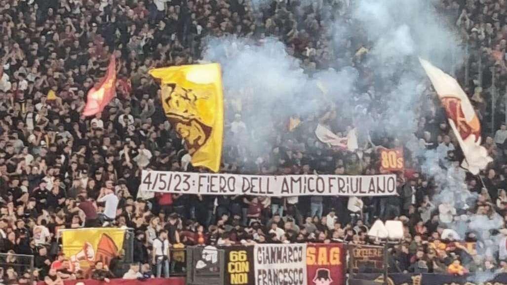 FOTO - Roma, striscione vergognoso all'Olimpico: "4-5-23 - Fiero dell'amico friulano"