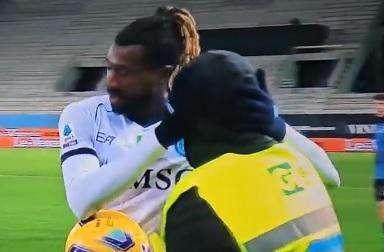 FOTO - Il bel gesto di Anguissa: scuse immediate al raccattapalle 