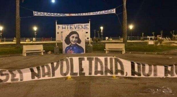 FOTO - Vergogna a Mondragone: striscione choc con Anna Frank in maglia azzurra