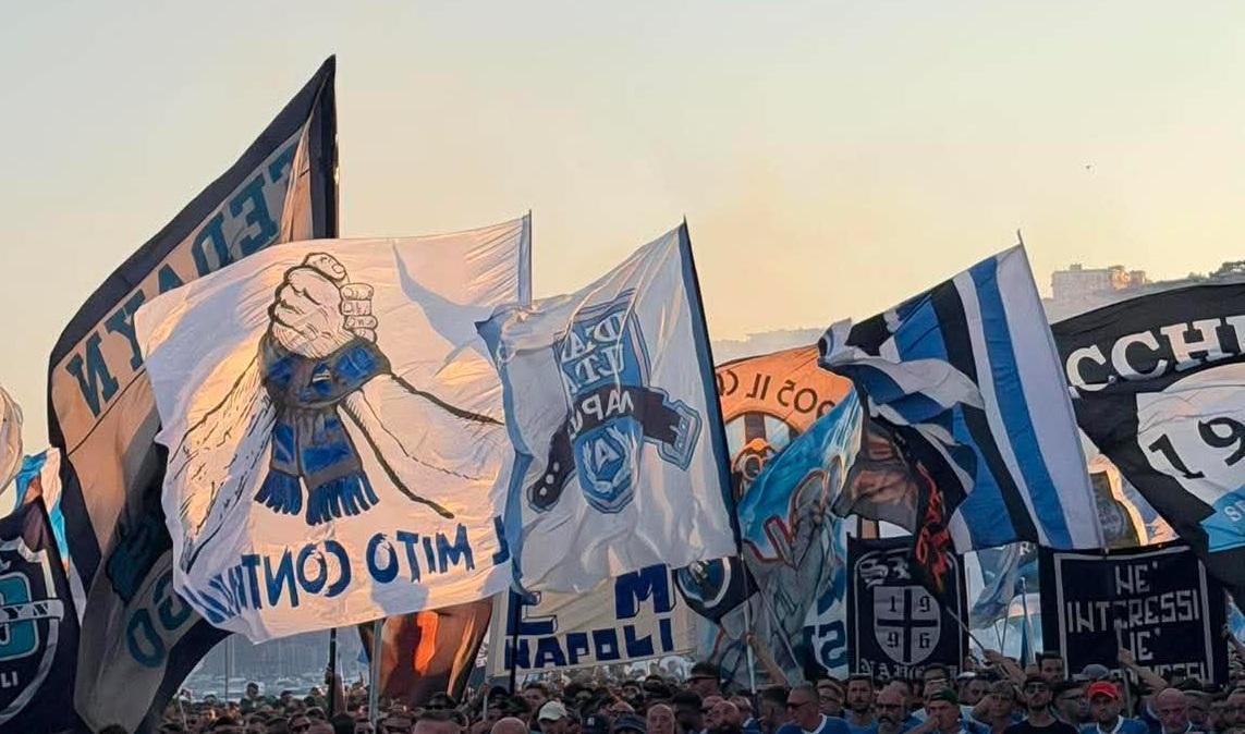 Centenario Napoli, spettacolo degli ultras: il corteo arriva alla Rotonda Diaz