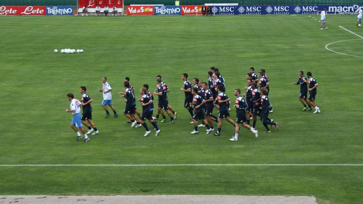 RITIRO - Hamsik guida il gruppo nel primo allenamento, migliaia i tifosi. Ecco il programma