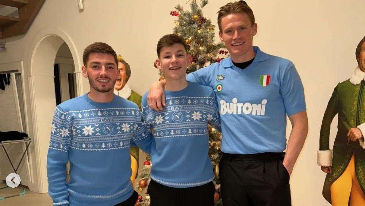 Il Natale tutto azzurro di Gilmour e McTominay: lo scatto subito virale sui social