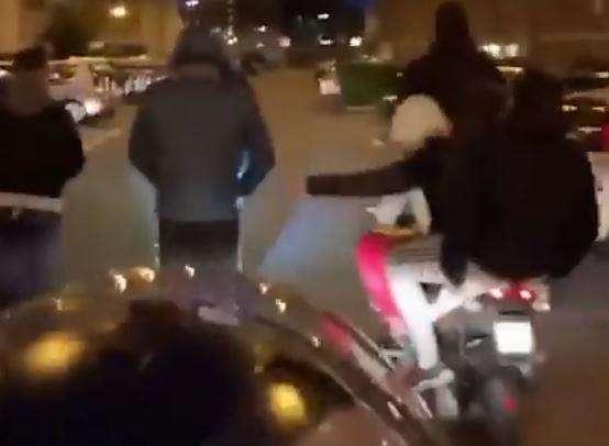 VIDEO - Vergogna a Torino: in 4 sul motorino senza casco fanno cori contro il Coronavirus