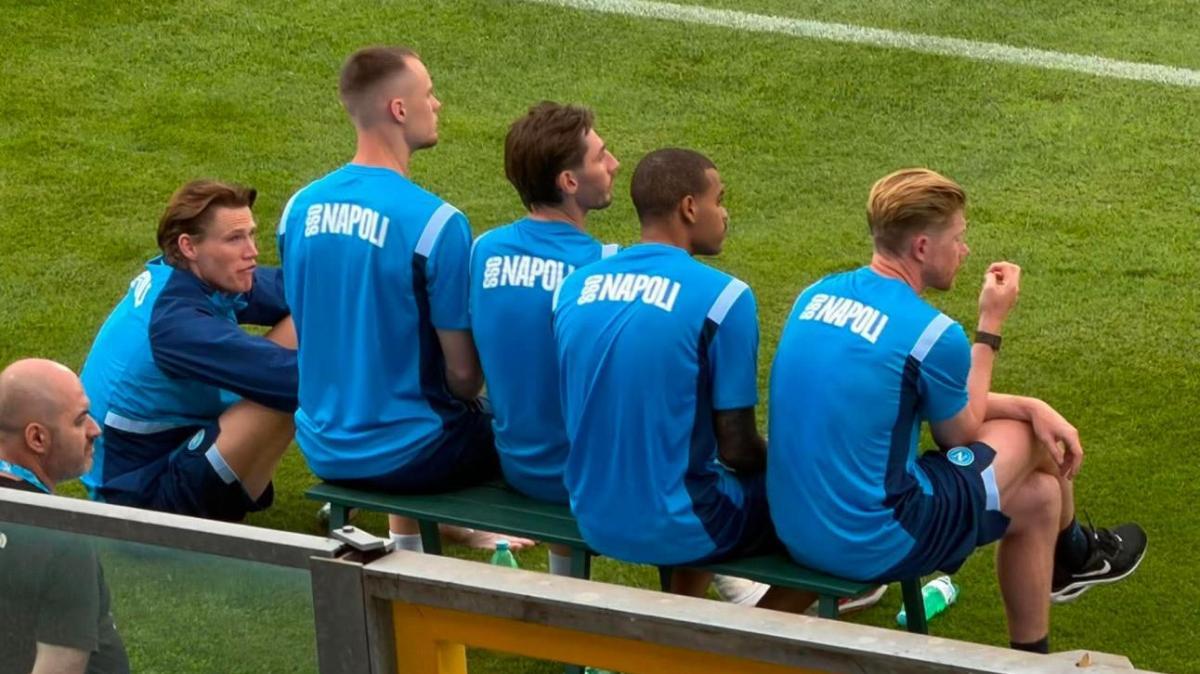 Napoli-Osasuna, De Bruyne a bordocampo: col belga McTominay e gli altri azzurri out