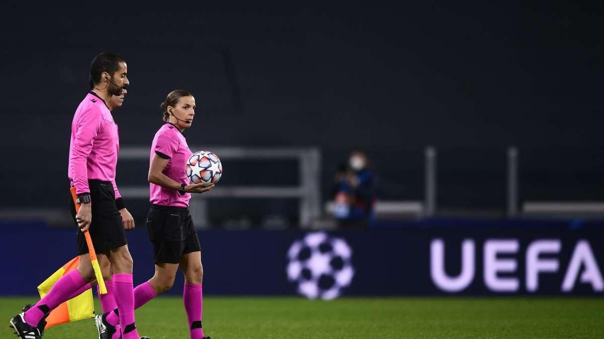 Da Euro2020 in poi cambiano le regole su mani e fuorigioco: le novità dettate dall'IFAB