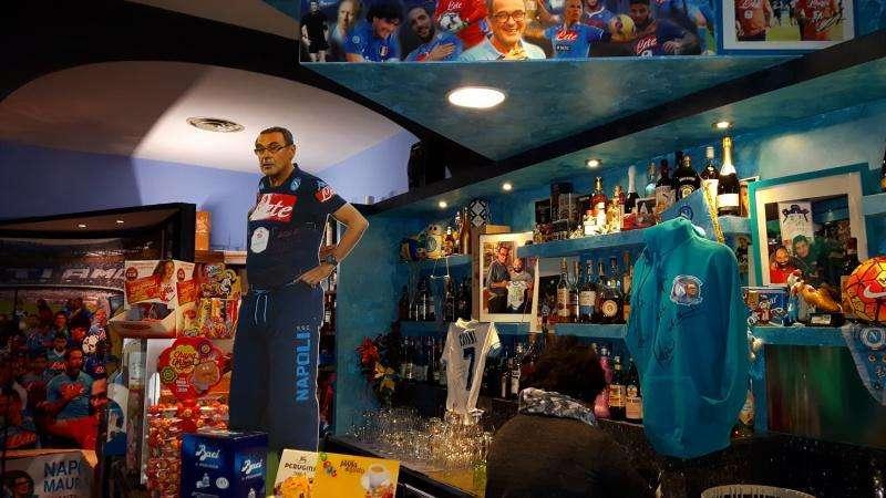 ESCLUSIVA – Caffè al Napoli Club Sarri: “Maurizio? Un pazzo! Ha una maschera e non lo freghi mai, ma è allenatore vero”