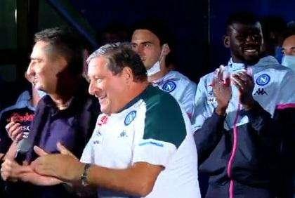 VIDEO TN - Starace scatenato sul palco, Koulibaly canta 'Un giorno all'improvviso'
