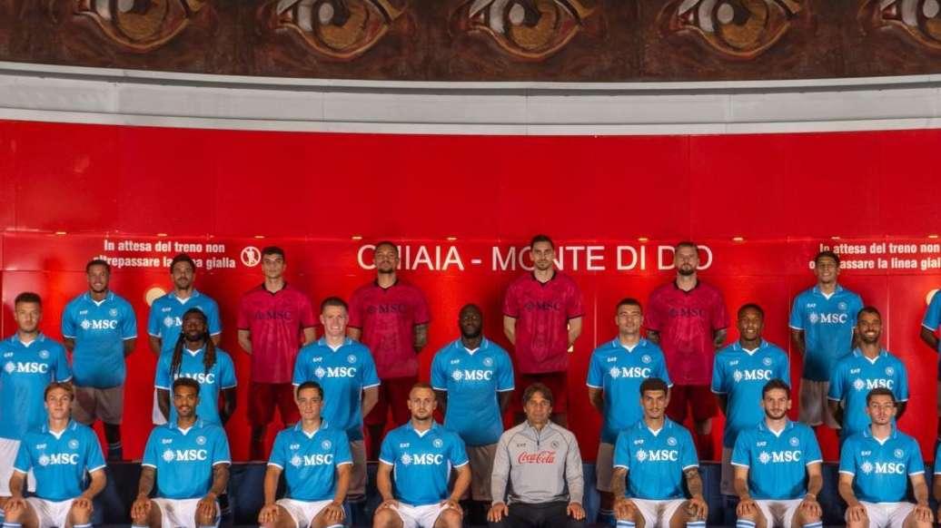 Napoli, lo scatto ufficiale della rosa 2024/25: scelta la fermata metro di Chiaia