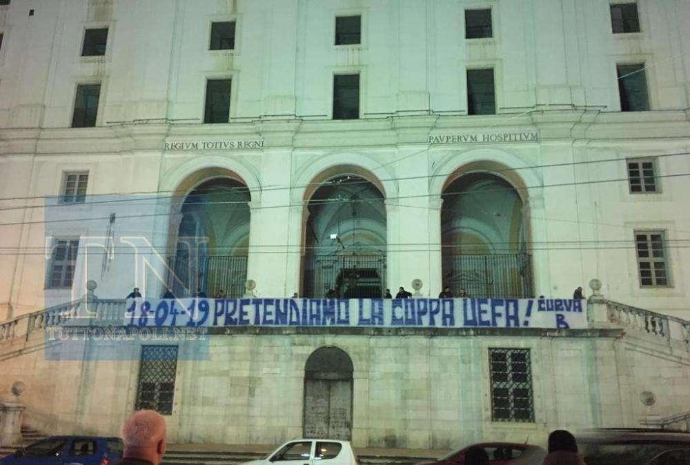 FOTO - La Curva B in vista dell'Arsenal, striscione in città: "Pretendiamo la coppa!"