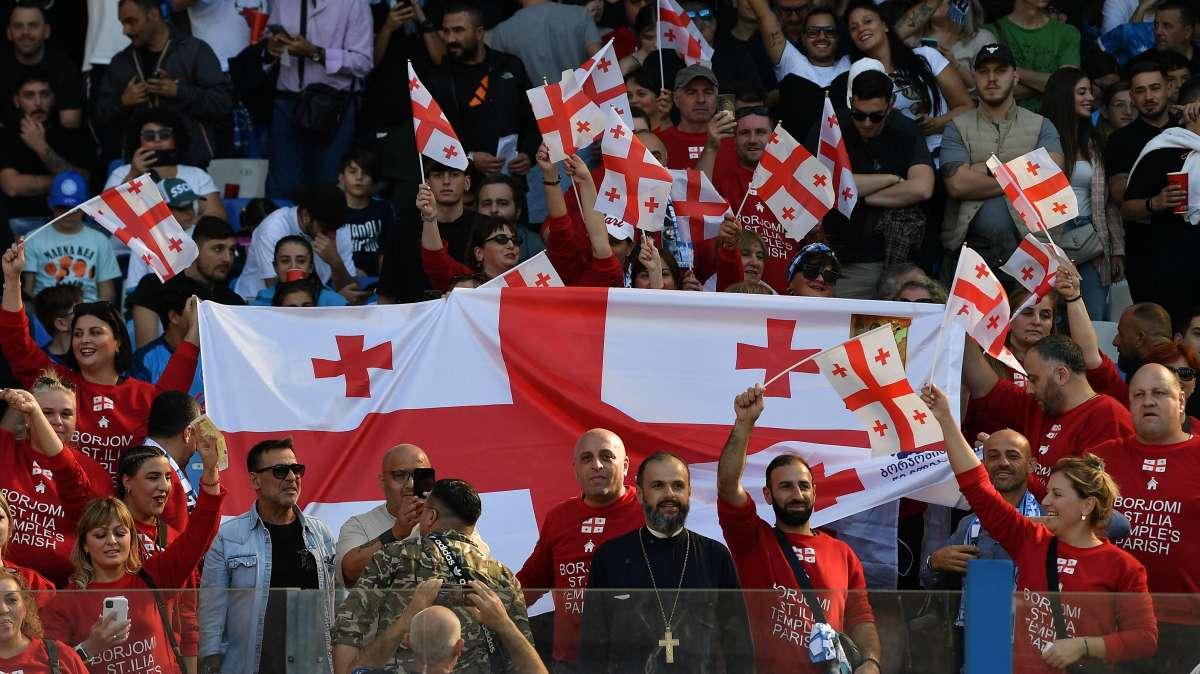 FOTO - "Grazie mille Georgia", i tifosi azzurri ringraziano quelli georgiani arrivati a Napoli
